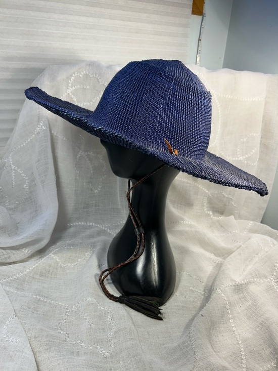 Straw summer hat with leather ties - Picture 2 of 9